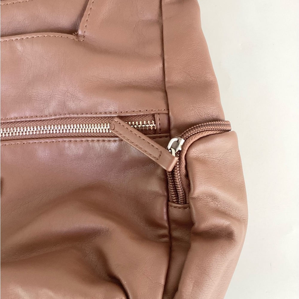 Bueno Bag Purse Brown Shoulder Adjustable Strap Zippers Pockets Leather - Picture 4 of 16